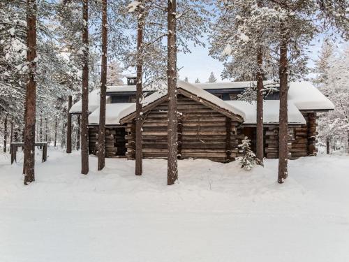 ユッラスヤルヴィにあるHoliday Home Ylläspollu a by Interhomeの雪の森の丸太小屋