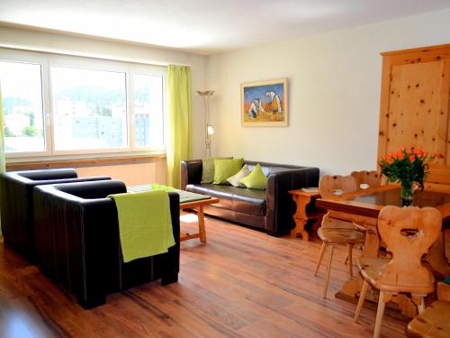 salon z kanapą i stołem w obiekcie Apartment Chesa Ova Cotschna 306 by Interhome w Sankt Moritz