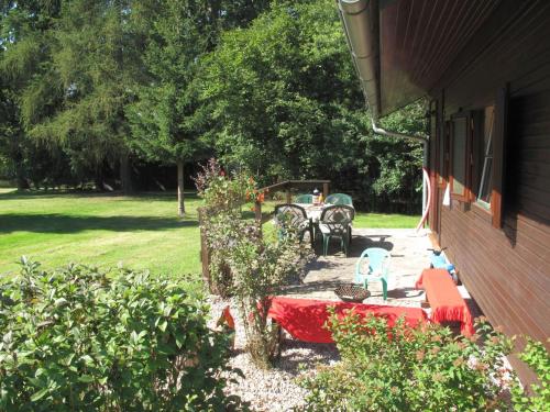 einen Garten mit einem Tisch und einer Bank an der Seite eines Hauses in der Unterkunft Holiday Home Spinka - ZAB110 by Interhome in Červený Kostelec