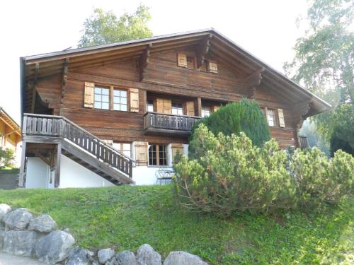 Cette grande maison en bois dispose d'un balcon sur une colline. dans l'établissement Apartment Les Hivernants - 1- Stock rechts by Interhome, à Gstaad