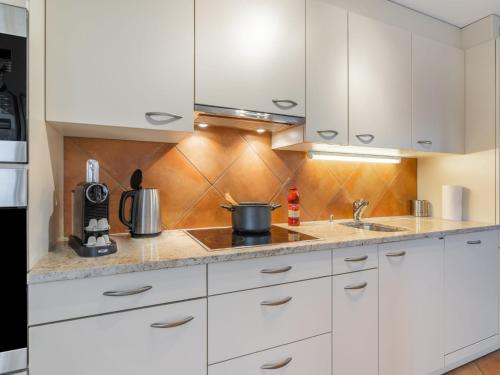 Kuchyň nebo kuchyňský kout v ubytování Apartment Cook P1-2 by Interhome