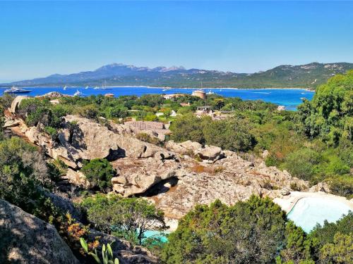 uma vista do topo de uma montanha com o oceano em Holiday Home Roccia di Volpe by Interhome em Porto Cervo