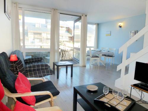 un salon avec un canapé et une table dans l'établissement Apartment Les Marinas-7 by Interhome, à Deauville