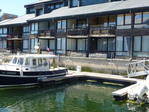 un bateau est amarré devant un bâtiment dans l'établissement Apartment Les Marinas-7 by Interhome, à Deauville