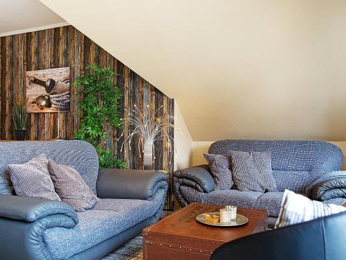ein Wohnzimmer mit 2 Sofas und einem Tisch in der Unterkunft Apartment Witthuus-Langeoog by Interhome in Norddeich