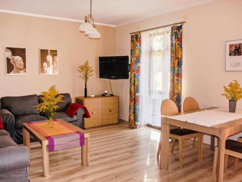 ein Wohnzimmer mit einem Sofa und einem Tisch in der Unterkunft Apartment Nad Łomniczką-3 by Interhome in Karpacz