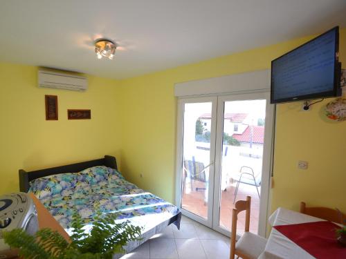 um quarto com uma cama e uma porta de vidro deslizante em Apartment Lidija by Interhome em Vir