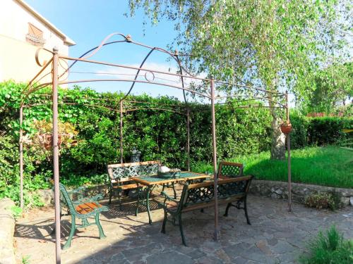 d'une terrasse avec une table et des chaises sous une pergola. dans l'établissement Apartment Amalasunta by Interhome, à Marta