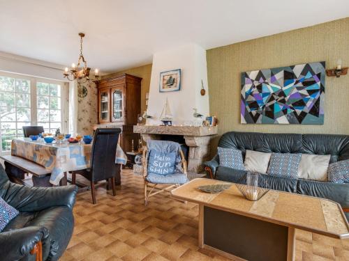 - un salon avec des canapés et une salle à manger dans l'établissement Holiday Home Quilvy by Interhome, à Saint-Pierre-Quiberon