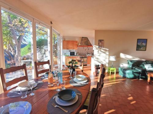 comedor con mesa y sillas y cocina en Holiday Home Agora by Interhome, en Niza