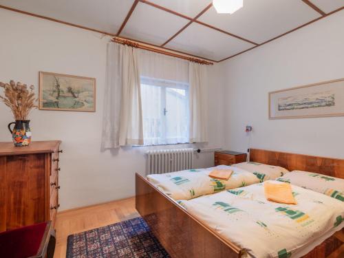 1 Schlafzimmer mit 2 Betten und einem Fenster in der Unterkunft Holiday Home Milovice by Interhome in Milovice