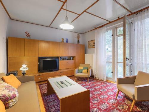 ein Wohnzimmer mit einem Sofa und einem TV in der Unterkunft Holiday Home Milovice by Interhome in Milovice