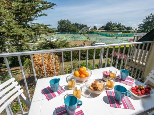 une table avec un bol de fruits sur un balcon dans l'établissement Apartment Rose des Vents-1 by Interhome, à Port-Haliguen