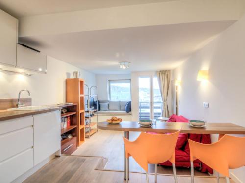 Una cocina y una sala de estar con mesa y sillas. en Apartment Les Marinas-6 by Interhome, en Deauville