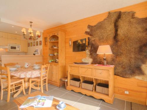 une cuisine et une salle à manger avec une table et une salle à manger dans l'établissement Apartment Grandes Platières II-2 by Interhome, à Tignes