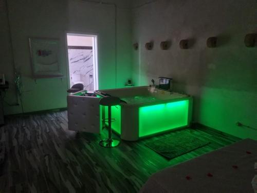 a green bathroom with a sink and a green light at Il Casale Suite&Rooms in Burgio