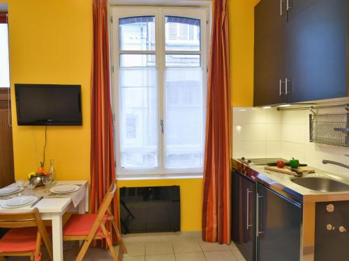une petite cuisine avec une table et une fenêtre dans l'établissement Apartment Bonsecours by Interhome, à Trouville-sur-Mer