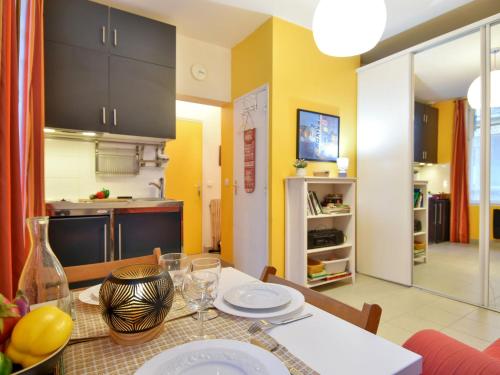 une cuisine et une salle à manger avec une table et une salle à manger dans l'établissement Apartment Bonsecours by Interhome, à Trouville-sur-Mer