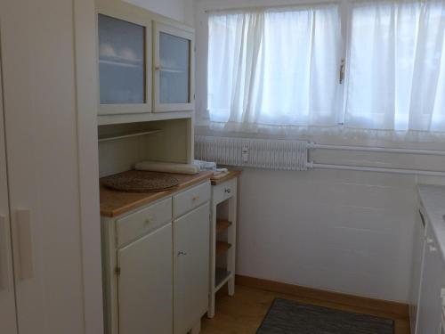 Kuchyň nebo kuchyňský kout v ubytování Apartment Chesa Cripels I by Interhome