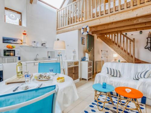 une cuisine et une salle à manger avec une table et des chaises dans l'établissement Holiday Home La Belle Océane by Interhome, à Saint-Pierre-Quiberon