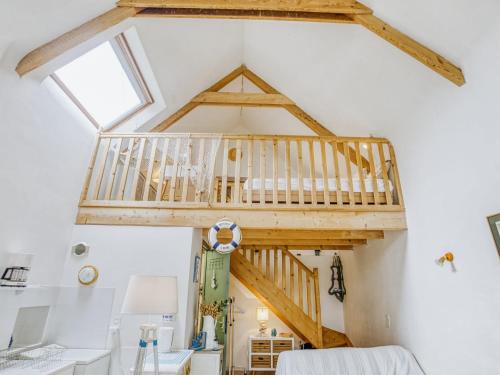 une chambre avec un escalier en bois dans une maison dans l'établissement Holiday Home La Belle Océane by Interhome, à Saint-Pierre-Quiberon