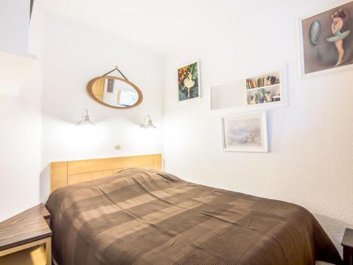 une chambre avec un lit et un miroir au mur dans l'établissement Apartment Le Beach by Interhome, à Trouville-sur-Mer