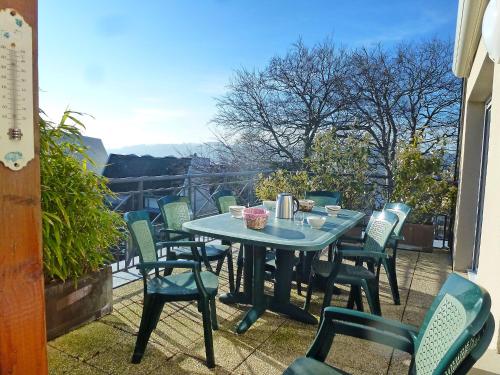 d'une table bleue et de chaises sur un balcon avec vue. dans l'établissement Apartment Elisa-2 by Interhome, à Trouville-sur-Mer