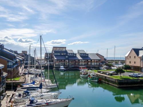 un groupe de bateaux est amarré dans un port dans l'établissement Apartment Les Marinas by Interhome, à Deauville