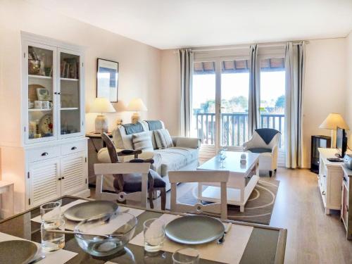 un salon avec un canapé et une table dans l'établissement Apartment Eden Park by Interhome, à Benerville-sur-Mer