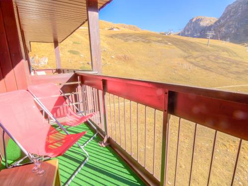 d'un balcon avec deux chaises et une vue sur la montagne. dans l'établissement Studio Les Tommeuses - Val Claret-31 by Interhome, à Tignes