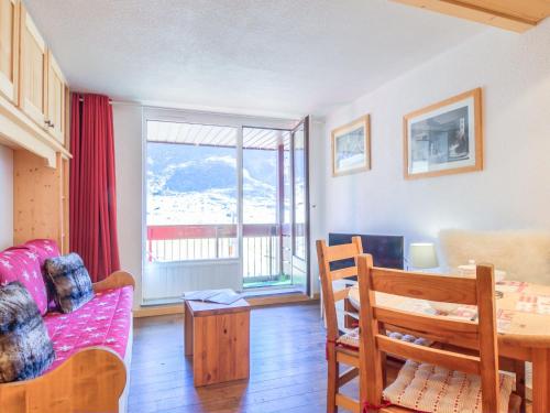 un salon avec une table et une salle à manger dans l'établissement Studio Les Tommeuses - Val Claret-31 by Interhome, à Tignes