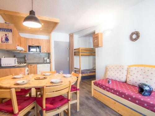 une cuisine et une salle à manger avec une table et un canapé dans l'établissement Apartment Le Curling A-8 by Interhome, à Tignes
