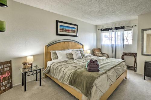 Tempat tidur dalam kamar di Scottsdale Condo with Patio, Pool and Hot Tub Access!