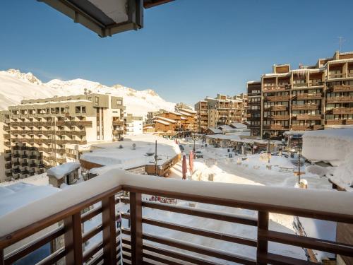 - un balcon avec des bâtiments enneigés et une plage dans l'établissement Studio Le Curling B - Val Claret-36 by Interhome, à Tignes