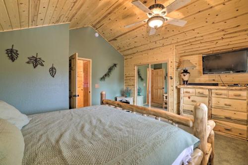 ein Schlafzimmer mit einem Bett und einem Flachbildfernseher in der Unterkunft Duck Creek Village Cabin Ski, Hike and Fish! in Duck Creek Village