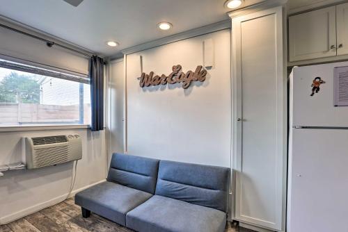 奥本Welcoming Auburn Studio - 1 Block to Campus!的客厅配有蓝色沙发和冰箱