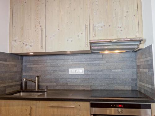 Η κουζίνα ή μικρή κουζίνα στο Apartment Le Curling B - Val Claret-35 by Interhome