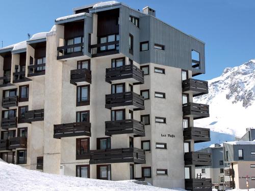 un bâtiment avec balcon dans la neige dans l'établissement Studio Les Tufs - Val Claret-7 by Interhome, à Tignes