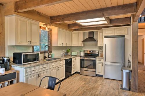 Dapur atau dapur kecil di Near Trails Cabin with 2-Level Deck in Twain Harte