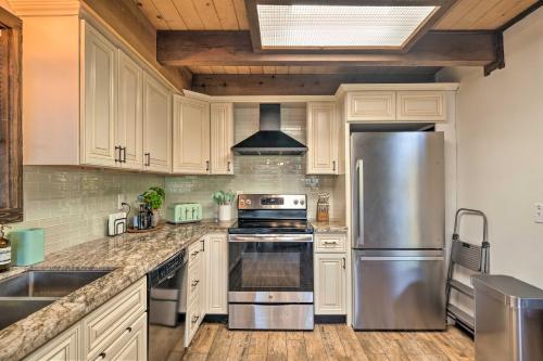 Dapur atau dapur kecil di Near Trails Cabin with 2-Level Deck in Twain Harte