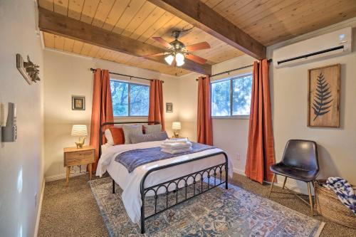1 dormitorio con 1 cama y ventilador de techo en Upscale Twain Harte Cabin with 2-Level Deck!, en Twain Harte