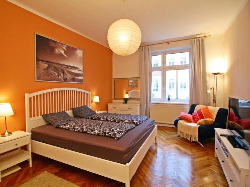 ウィーンにあるApartment Tichy by Interhomeのベッドルーム1室(ベッド1台付)、リビングルームが備わります。