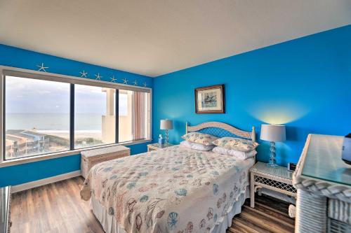 翡翠岛Emerald Isle Condo with Direct Access to Ocean!的蓝色的卧室设有床和大窗户