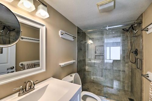 een badkamer met een douche, een toilet en een wastafel bij Emerald Isle Condo with Direct Access to Ocean! in Emerald Isle
