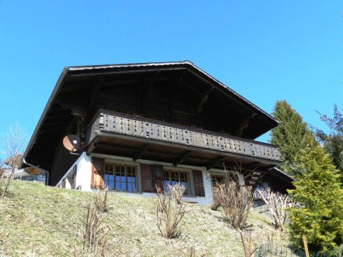 una casa sentada en la cima de una colina en Apartment Guex by Interhome en Hornkessel