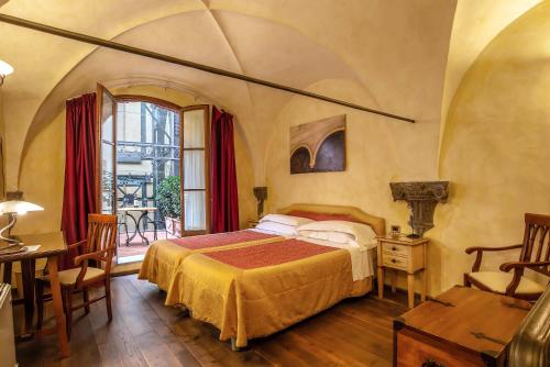 - une chambre avec un lit, une table et des chaises dans l'établissement Hotel Alba Palace, à Florence