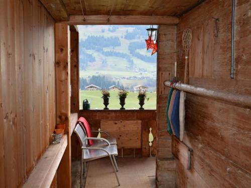 ツヴァイジンメンにあるApartment Obegghuus by Interhomeの窓付きの客室と椅子付きの客室を提供しています。