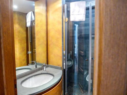 Ένα μπάνιο στο Apartment Chesa Sonnalpine B 52 by Interhome