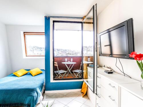 une chambre avec un lit, une télévision et une fenêtre dans l'établissement Studio Les Marinas-8 by Interhome, à Deauville