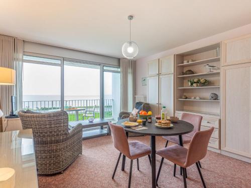 - un salon avec une table et des chaises offrant une vue dans l'établissement Studio Les Trois Iles-2 by Interhome, à Port-Haliguen